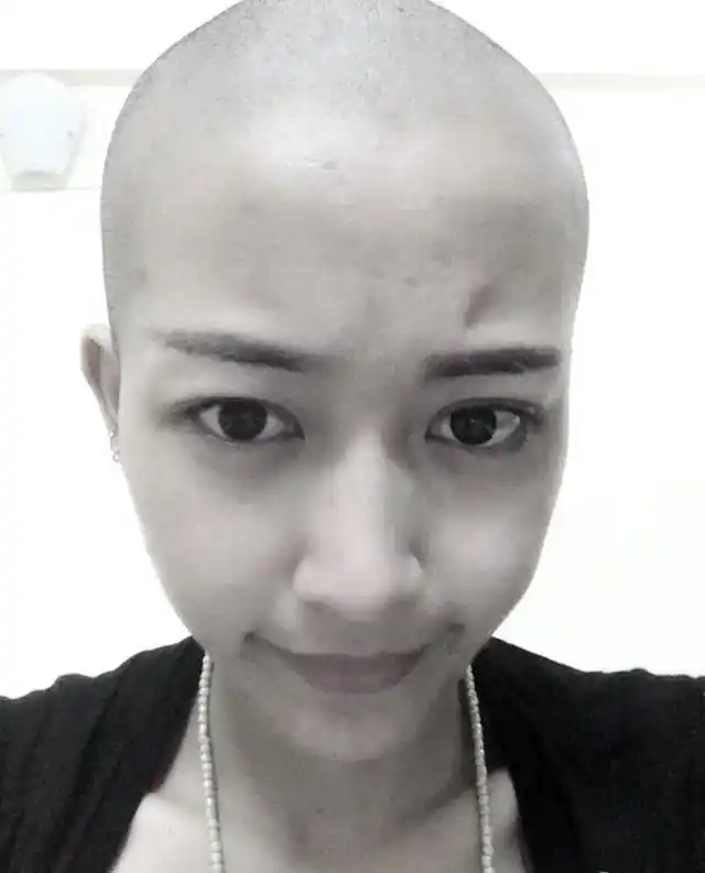 徐静蕾晒光头新造型 颜值清秀依旧