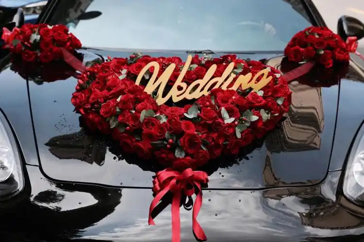 红色系心形婚车花艺