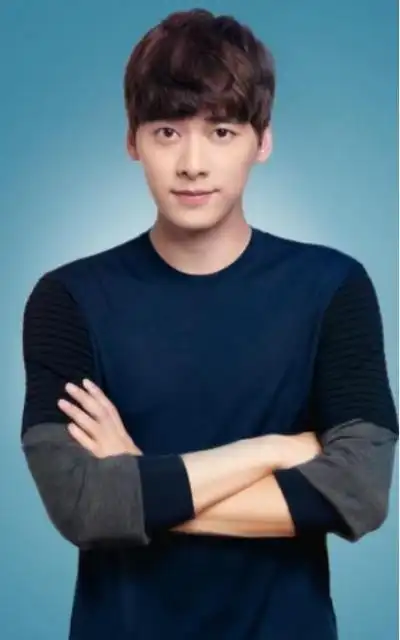 2007年,李易峰参加了《加油好男儿》,凭借着优美的歌声,获得第八名.