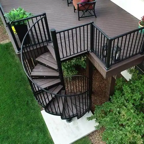 手上有了富余,我也回老家盖房,室外留旋转小楼梯,直接通到二楼