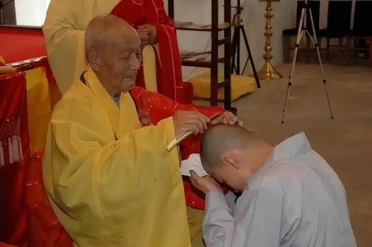 2008年河南女大学生因一个梦选择出家14年后这就是幸福生活