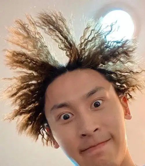 张哲瀚的另类照片不帅但很可爱