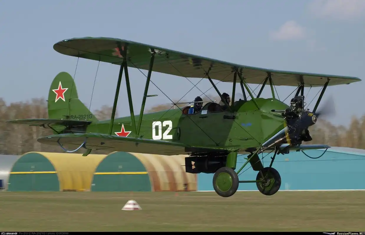 暗夜精灵 波-2木制双翼教练机.