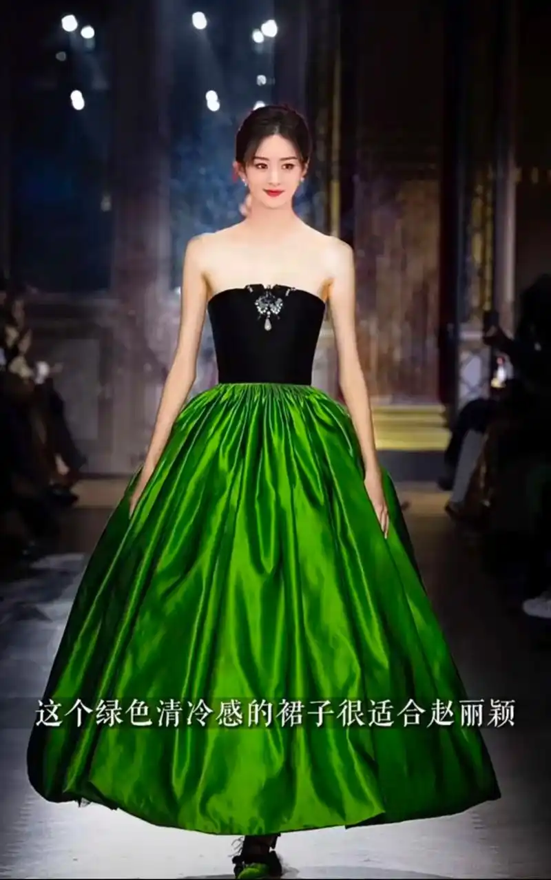 颖宝 不同的颜色礼服#高贵典雅 碧苍王#一整个被赵丽颖甜到 - 抖音