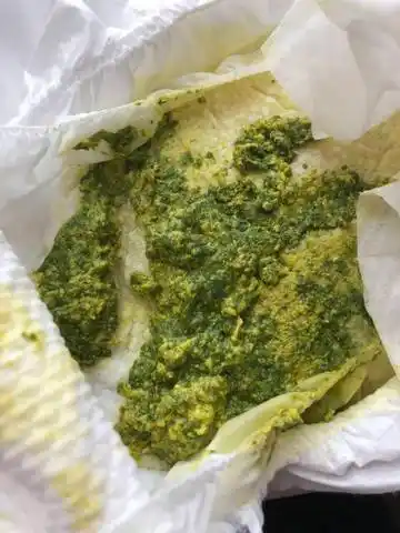 娃娃拉这样的绿色粑粑是霉菌肠胃炎吗?