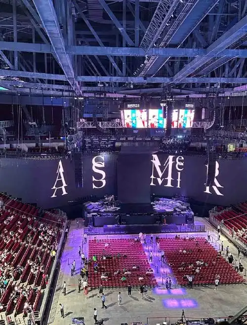 找了一些参考图,可以先感受一下之前就提醒过,凯迪拉克场馆的内场相