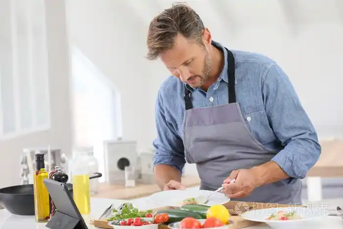 男人在厨房里烹饪菜