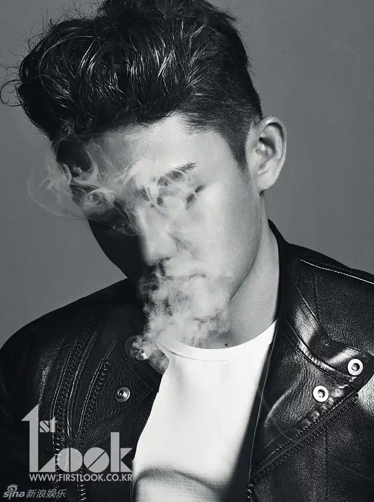 高清组图:刘亚仁黑白写真 吐烟圈化身叛逆少年_高清图集_新浪网