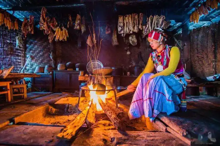 华夏风范之少数民族载歌载舞的怒族