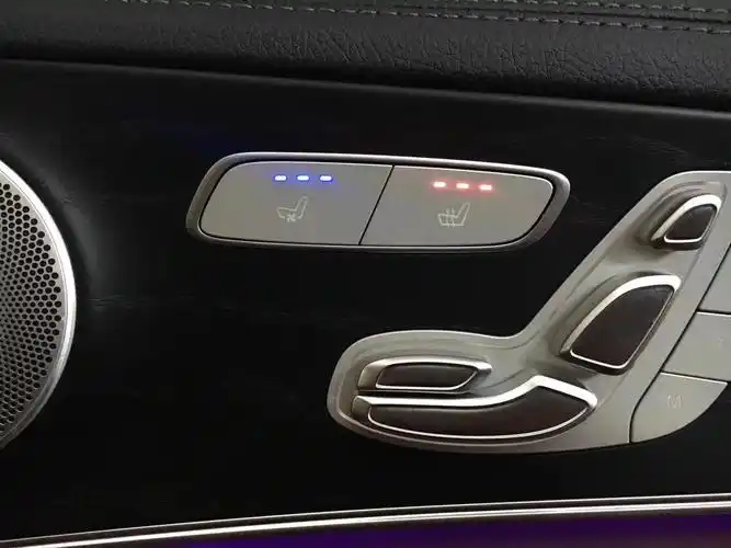 奔驰c260座椅加热开关在哪