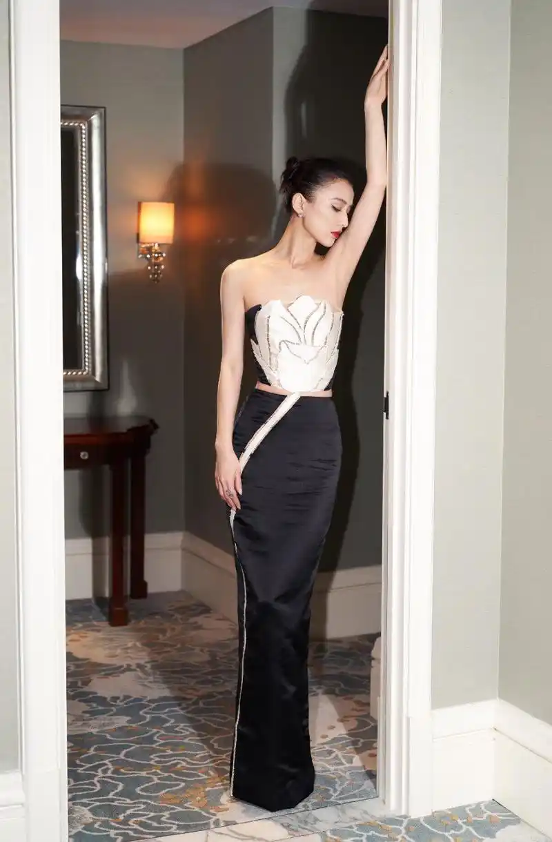 黄圣依银白亮穗短裙紧贴身材长腿美背性感迷人热辣惹火挡不住