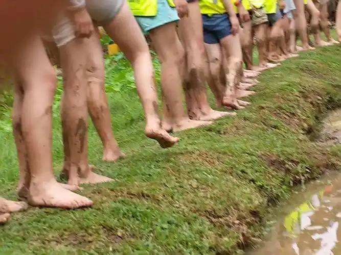 生第一次赤脚踩在泥土上,看看我们的小腿肌肉都强健有力哦.