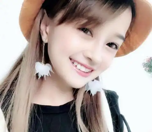 130cm袖珍女孩走红长相甜美身姿曼妙网友看着像170的