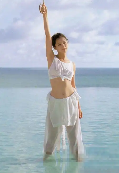 7/7  徐若瑄15岁出道,出道早期被塑造为性感偶像,接拍过很多大胆写真.