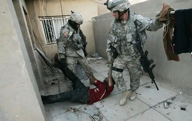 2007年2月8日,伊拉克巴格达,驻伊美军士兵将一名刚刚被打死的伊拉克什