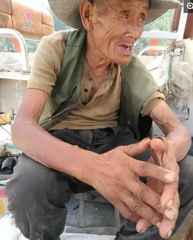 老大爷起早贪黑赶大集卖自己种的蔬菜,却收到张崭新假100元,当场忍不