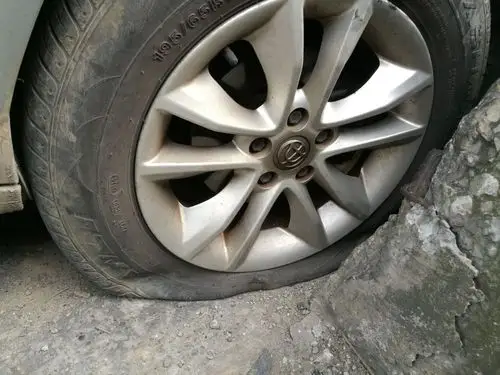 高速公路上 爆胎车祸后 汽车燃烧现场