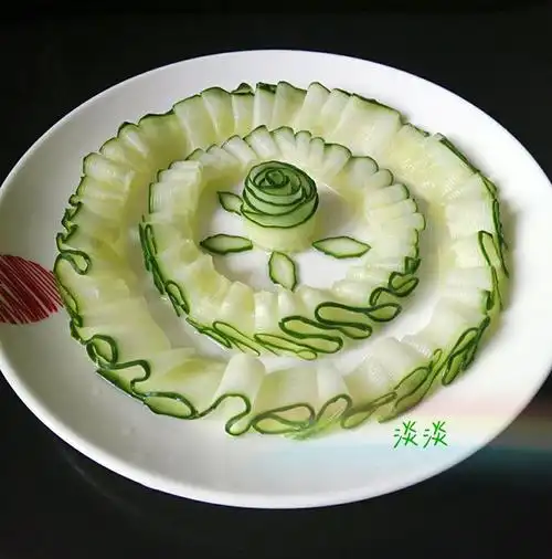 淡淡小小厨做的创意黄瓜盘饰摆盘拼盘(有小裙子)