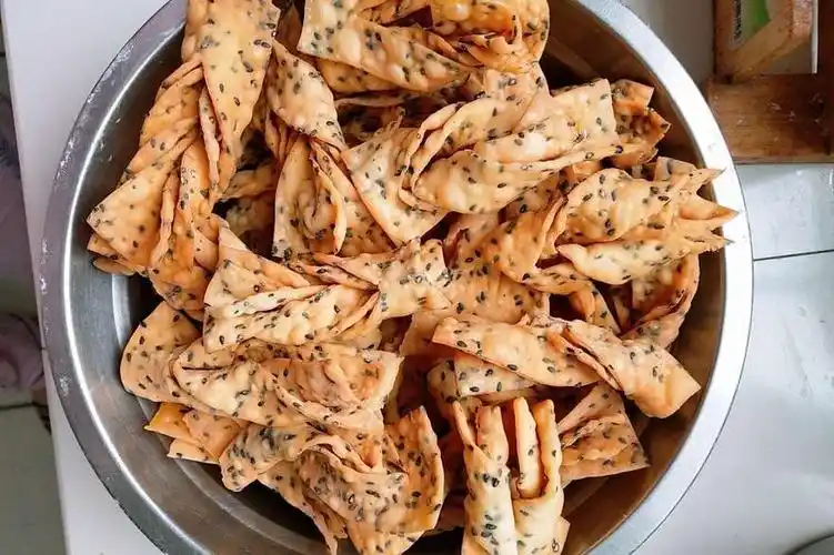 河南炸麻叶的传统配方酥脆可口手把手教你制作入口越嚼越香