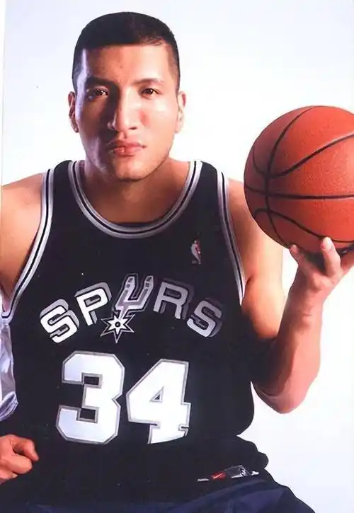 单手掀翻奥尼尔,助马刺夺冠,来看中国篮球第一人是如何打球的_巴特尔