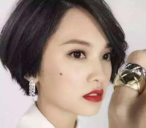 那些有美人痣的女明星,迪丽热巴美艳动人,最后一位的最霸气