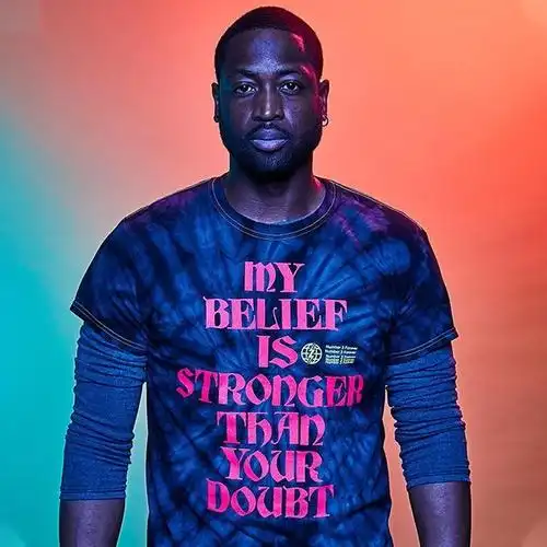 这波服饰包含帽衫,长短 t 恤和帽子,印有 "my belief is stronger