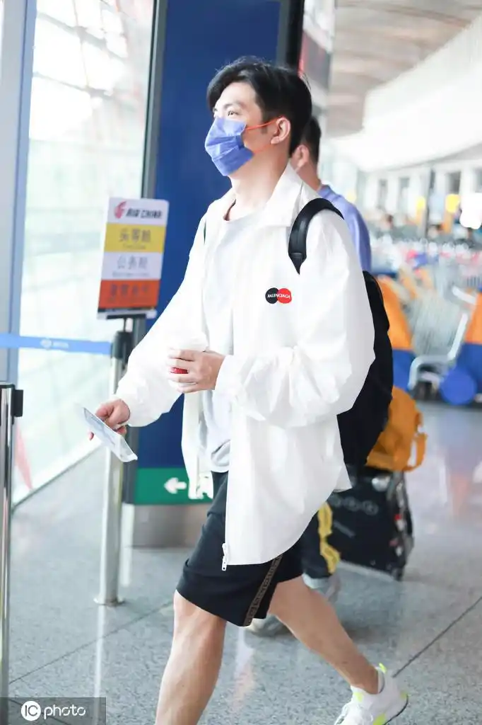 许幻山李泽锋一袭运动装低调现身