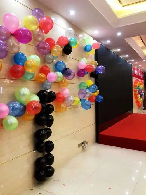 大树的气球造型,寓意着在2018年我们幼儿园取得了丰硕的成果