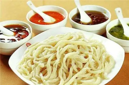 "拨鱼儿"你知道吗?两端细长,中间宽厚,香滑劲道,历史最久!