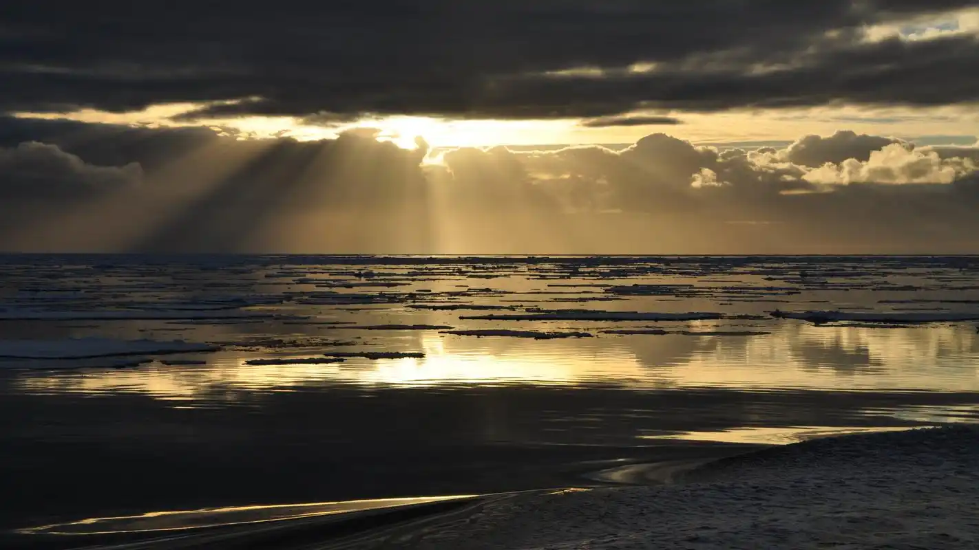 透过云层的阳光景色壁纸