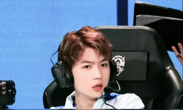 kpl选手九尾,情人节深夜疑似带女友组排,大早上九尾本人也是在线吃