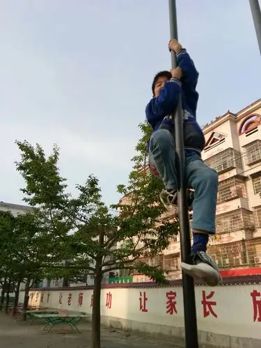 看,小小猴子爬杆啦!