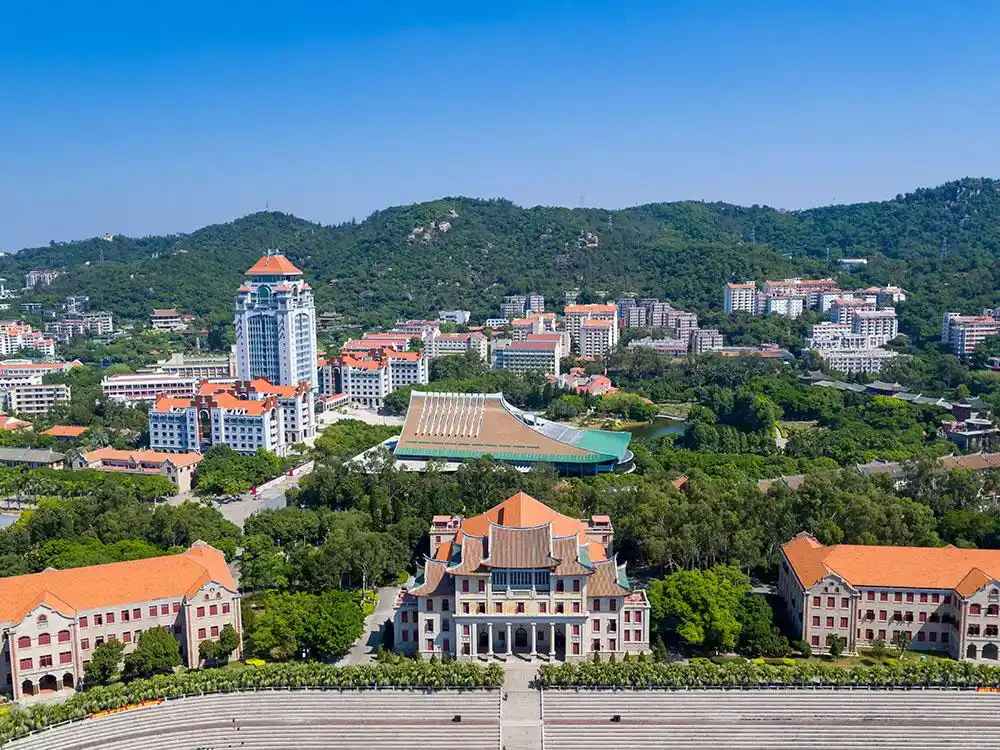 厦门大学的校园风景优美,被称为"中国最美大学".