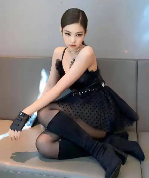 金珍妮jennie:时尚短靴,尽显时尚与自信_黑色_魅力_穿着