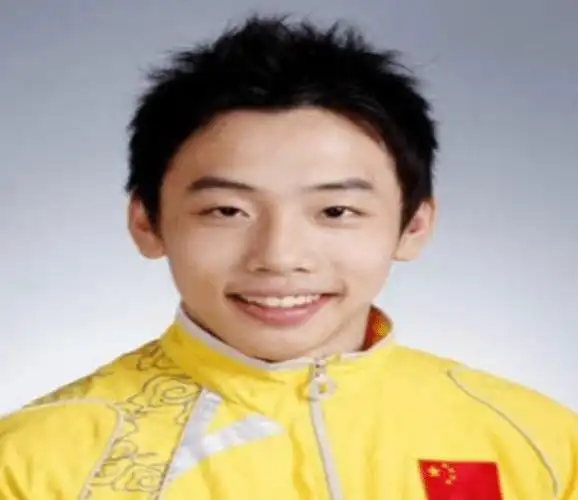 邹凯出生于1988年,在1991年,他才三岁的年纪,就开始学体操了,体操训练