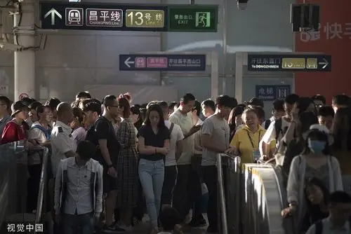 北京,西二旗地铁站人潮涌动