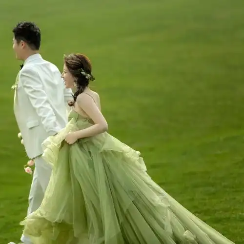 新款情侣写真摄影服装影楼主题婚纱拍照礼服田园风绿色旅拍礼服女