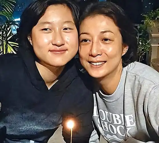 成龙私生女吴卓林,拒绝回家陪母亲过年,娶外国妻子靠救助金生活