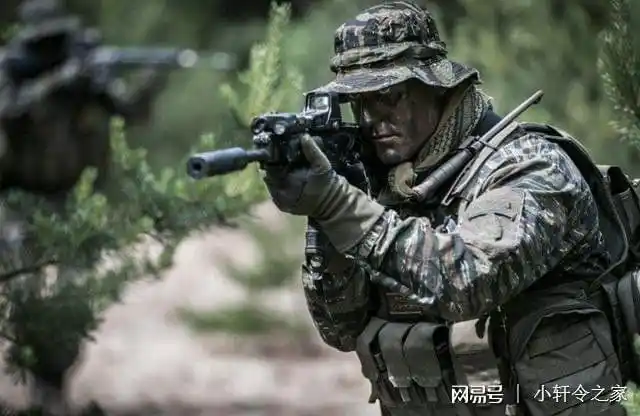 战术刀挂在哪里出刀最快挂在腿上的还是肩膀上