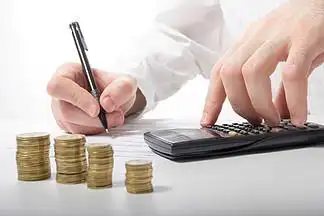 堆栈的硬币.财务会计- i>钱 /i>和计算器.