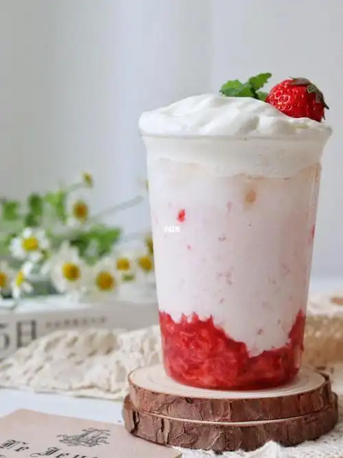 自制高颜值饮品草莓芝士奶盖