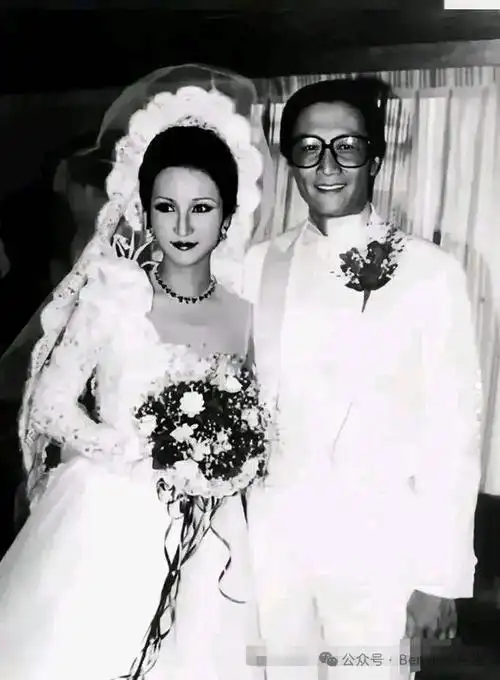 1985年34岁的狄波拉敲开赌王何鸿燊的房门撕碎了谢贤的体面