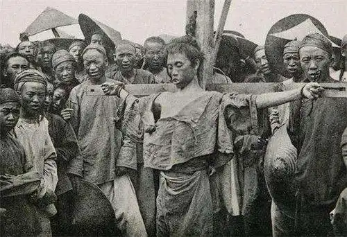 镜头下的清朝刑场犯人被牵着辫子斩首浸猪笼前的女子一脸绝望