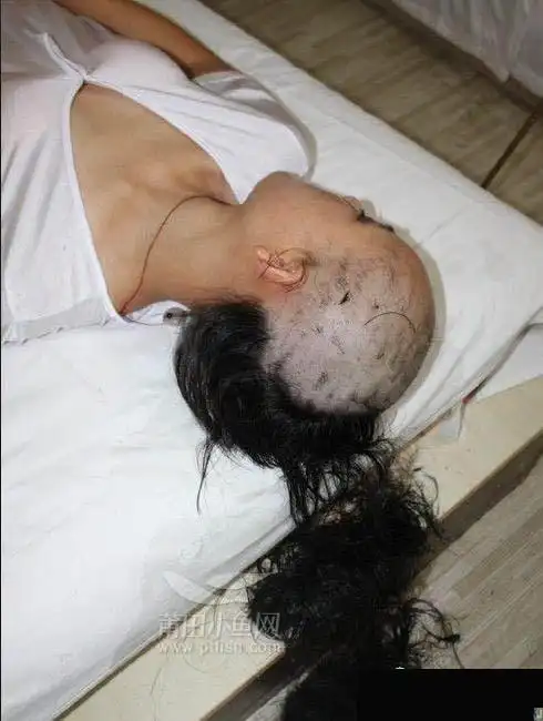 cj女被我灌醉!扒光她!