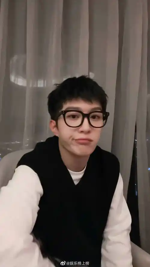 论范丞丞有多喜欢黑框眼镜