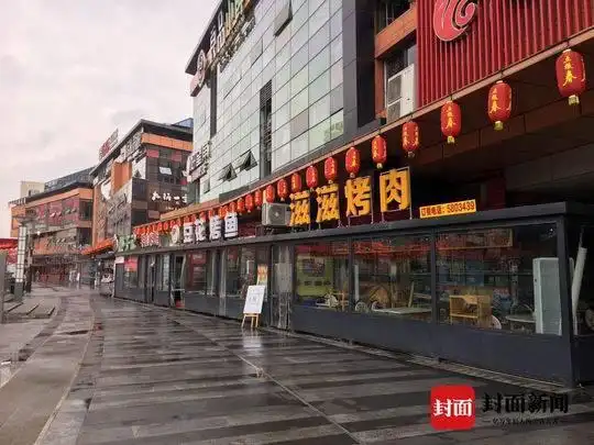 2月23日,在自贡华商国际城的盐都美食街,仅有几家餐饮店开门,"我们