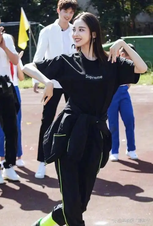 82斤古力娜扎和100斤杨超越,同是荧光绿运动造型,风格却不同?