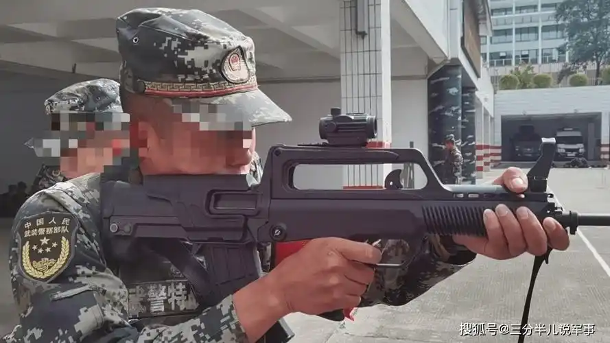 一个是一款95式步枪新的战术改件,用来给95式步枪安装通用战术导轨和
