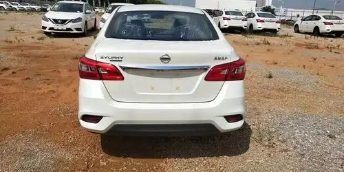 日产轩逸珍珠白阳光下就是那么帅气