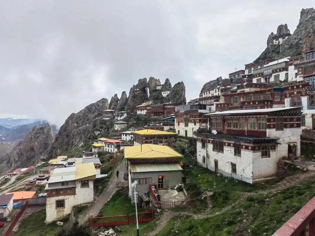 西藏之旅第38站:丁青(孜珠寺)位于海拔4800米的孜珠山上 - 抖音